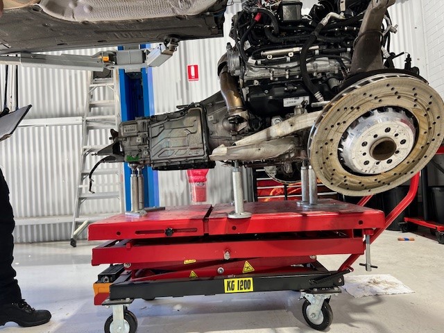 Lifting-Table-in-use-2