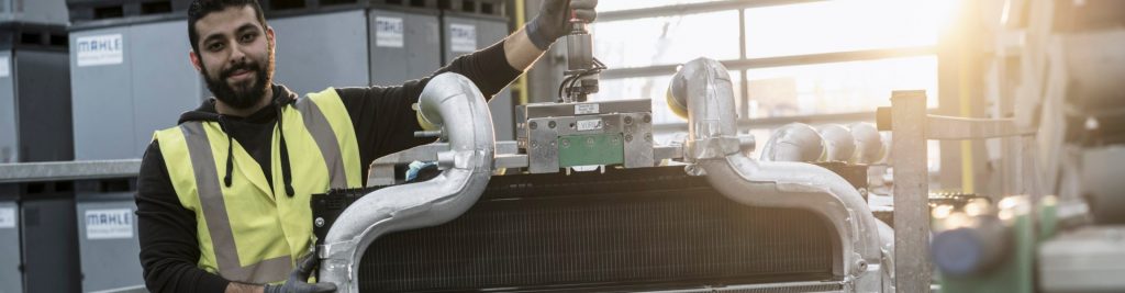 mahle_employee_with_truck_cooler_keyvisualcontent